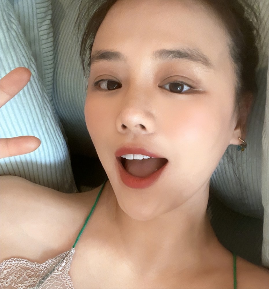 马思纯素颜健身一脸汗脸上全是痘印太明显穿吊带自拍走纯欲风