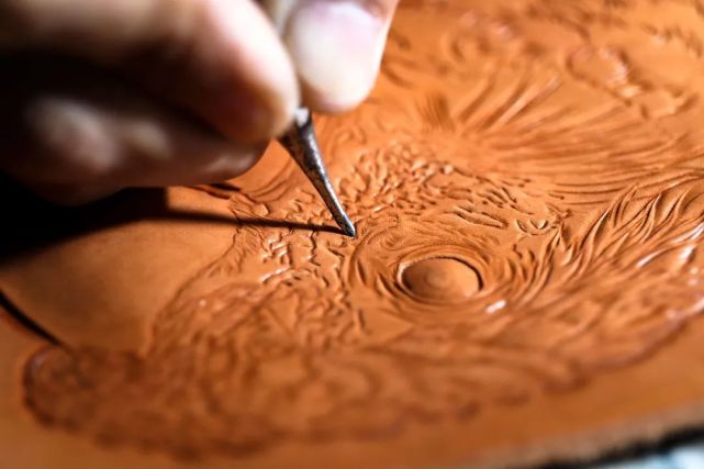 增城传统皮雕制作技艺是以旋转刻刀及印花工具,在皮革上刻划 ,敲击