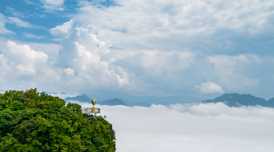 滑动观赏龙头山美丽风景避暑·露营·游玩随着旅游市场逐步恢复,景区