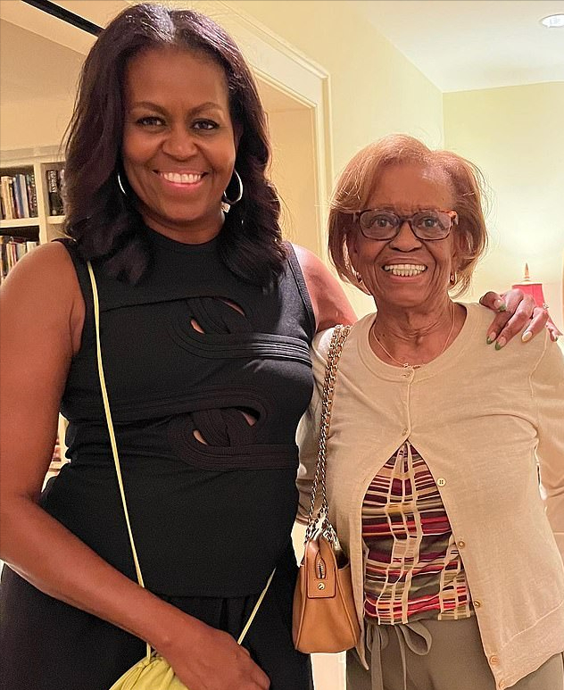 奥巴马夫人晒照庆祝母亲85岁生日穿紧身衣身材丰腴小女儿像她