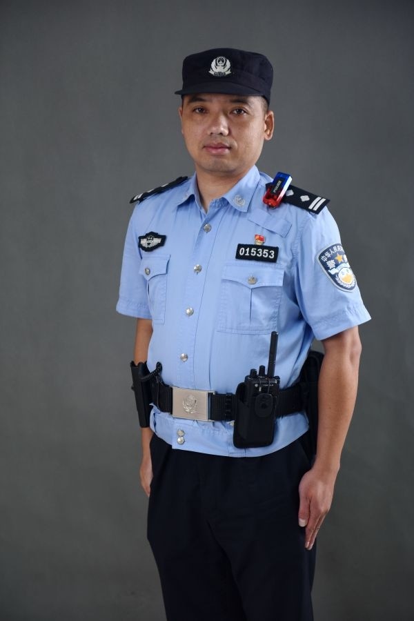 巡警金峰脱下军装换上警服初心不变