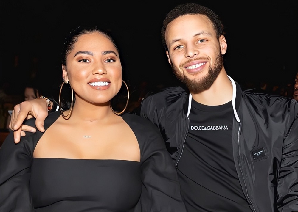 整整11年库里步入生涯巅峰阿耶莎狂撒狗粮相信爱情有力量