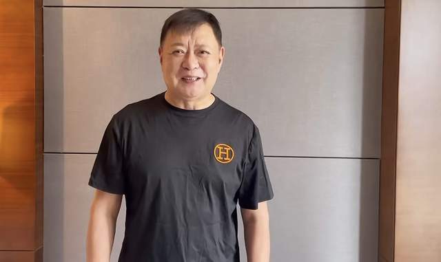 囚歌之王迟志强现身高档餐厅穿几十元朴素短袖再唱经典唱功稳