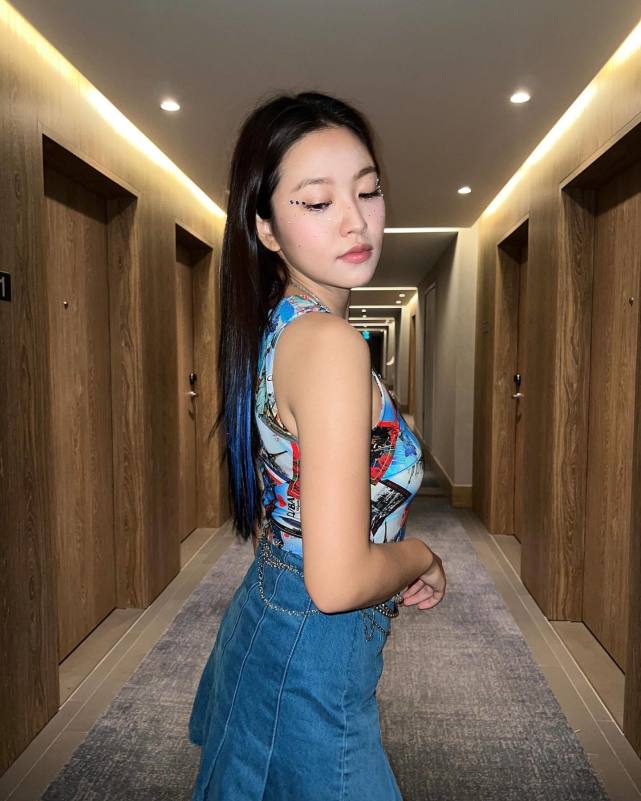 redvelvet金艺琳晒伦敦酒店的自拍秀出丰满身材时尚魅力