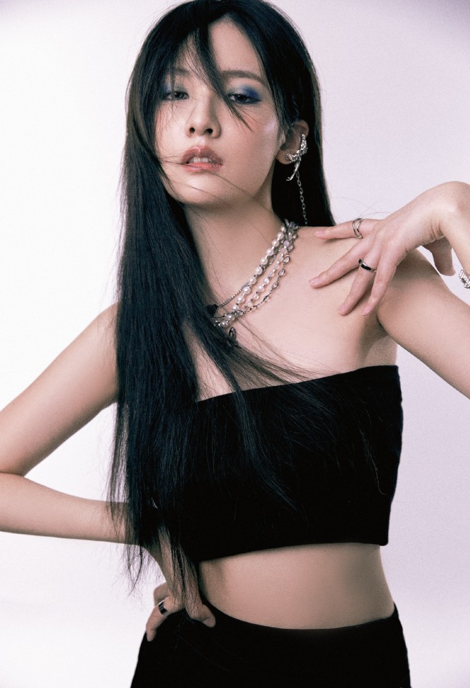 赵粤新风格上线,蓝色眼影妆氛围感满满,短发长发随意切换魅力百变