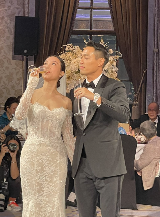 两人都没有邀请伴郎伴娘,杨祐宁上前去接新娘,夫妻双手紧握,并且一起