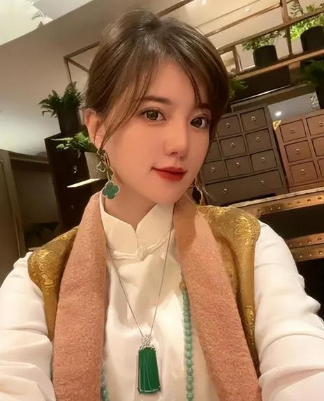 娱乐圈顶级富婆阿兰,一只手镯顶北京一豪宅,才貌双全堪比何超莲