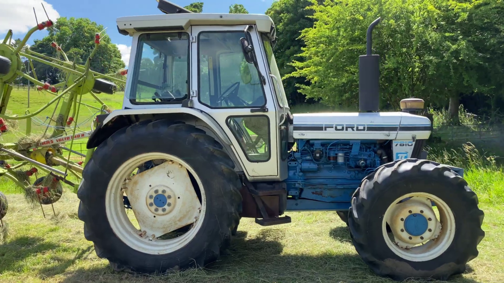 这台拖拉机已经使用了三十多年?依然可以稳定地运行.