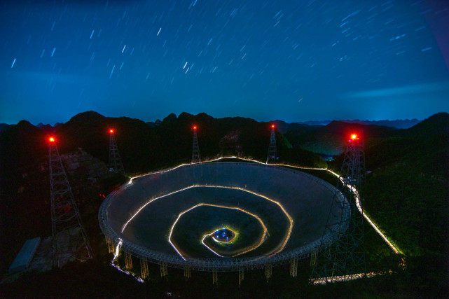 2022年7月24日拍摄的"中国天眼"夜景(维护保养期间拍摄,无人机光绘).
