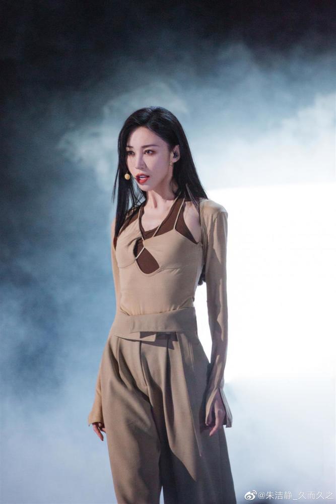 朱洁静在《乘风破浪3》中 图片来自朱洁静微博6969上观新闻:你