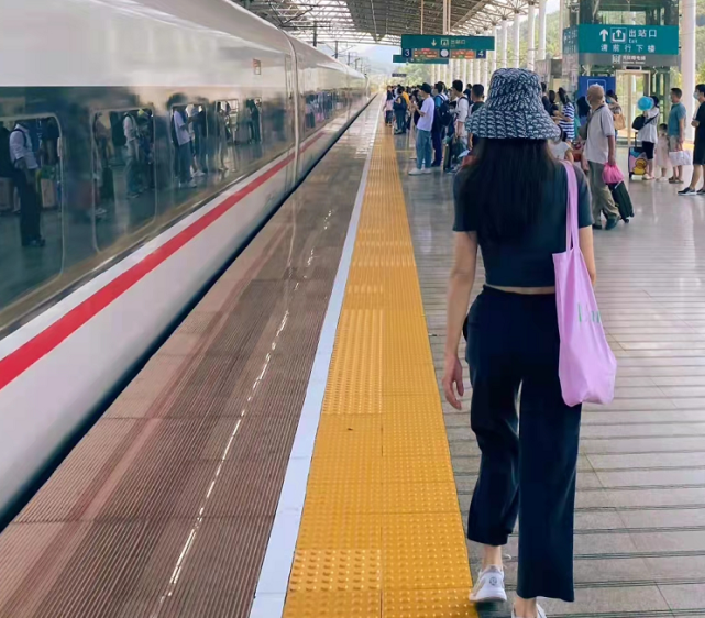 休闲裤,整个人的身材比例非常好,从背影看宛如20岁的青春少女般靓丽