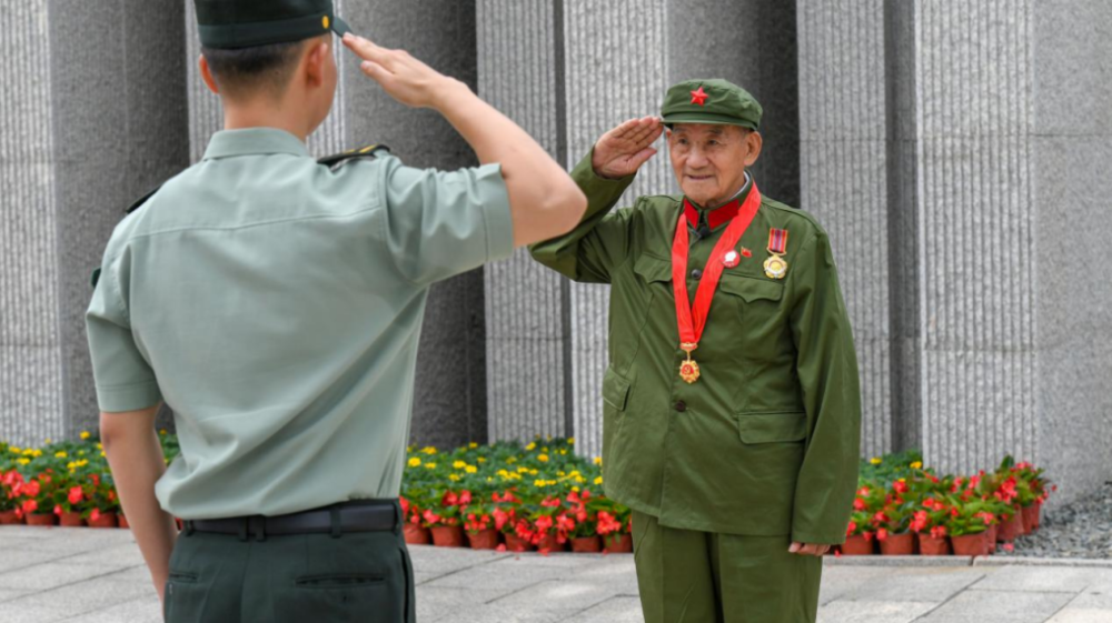 八一特别策划丨两代军人跨越60年的军礼