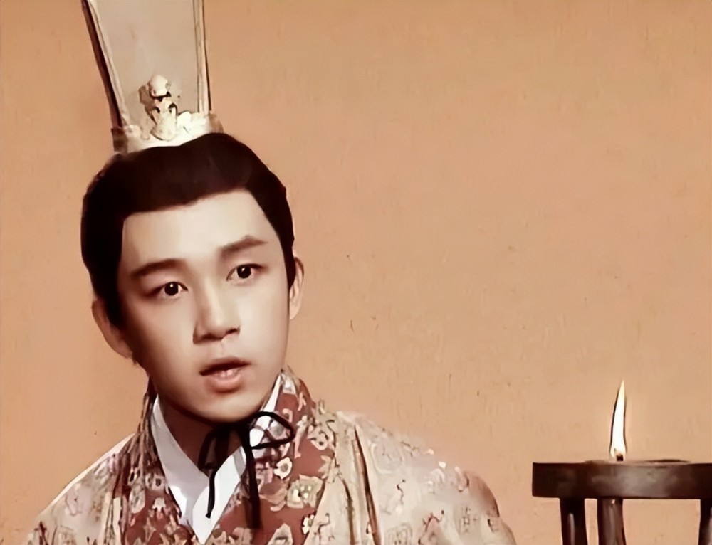 电视剧《三国演义》而进入演艺圈,他在剧中饰演吴国的第三任皇帝孙休