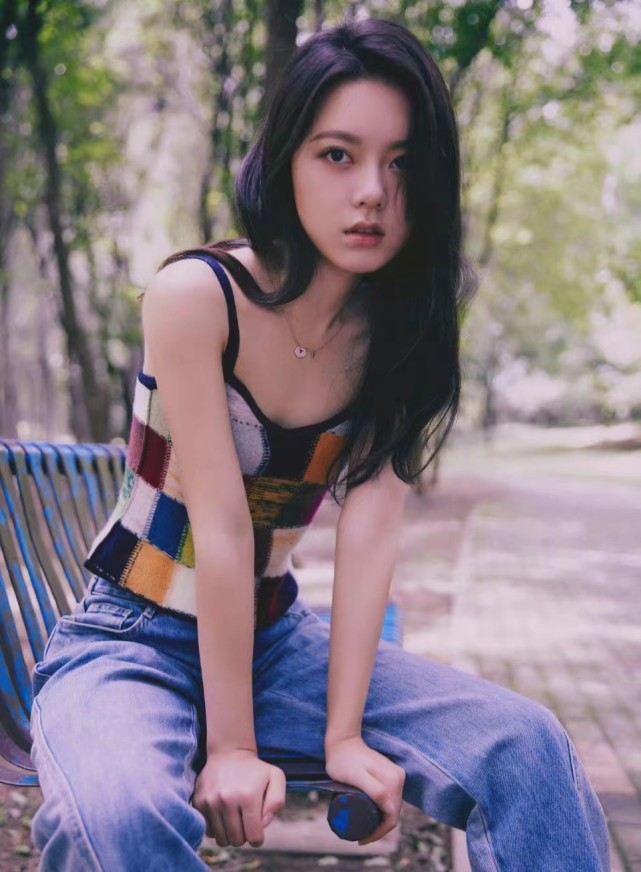 赵今麦穿彩色格子吊带配牛仔裤林间拍写真文艺少女清凉十足