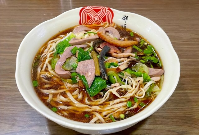 锅盖面也叫镇江小刀面,曾入选"中国十大面条",与刀削面,河南烩面齐头