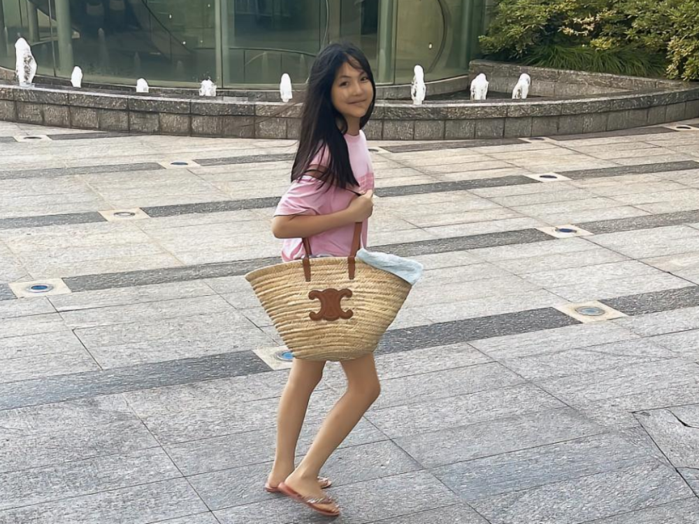 12岁王诗龄瘦到认不出穿拖鞋炫出一双筷子腿背五千小包气场大