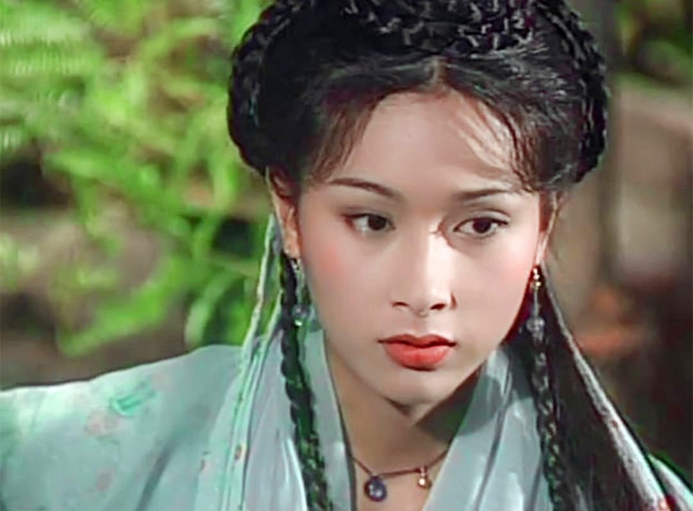 因为有张"女主脸",杨恭如出道次年就担纲主演了《雪花神剑》.