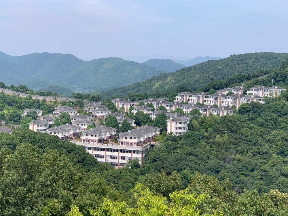 九龙望海山庄别墅区位于半山腰,紧邻黄贤森林公园海上长城景点和黄贤