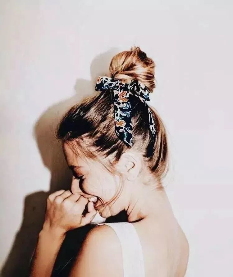 超适合圆脸少女的4款夏日扎发,清爽减龄100分,上手就能get!插图6