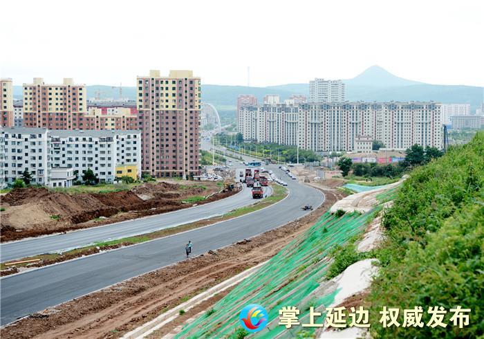【晨报快讯】延吉市中环路四期加快铺设沥青 确保工期进度_腾讯新闻