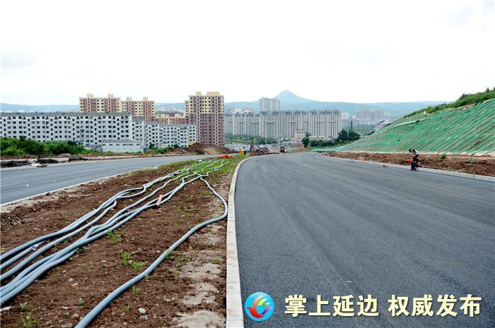 【晨报快讯】延吉市中环路四期加快铺设沥青 确保工期进度_腾讯新闻
