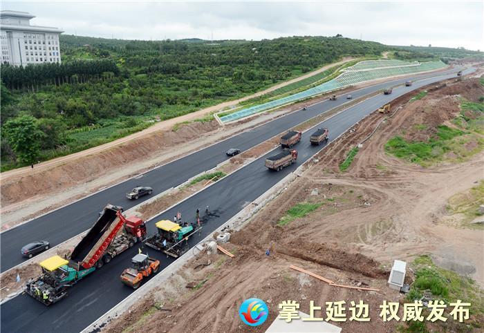 【晨报快讯】延吉市中环路四期加快铺设沥青 确保工期进度_腾讯新闻
