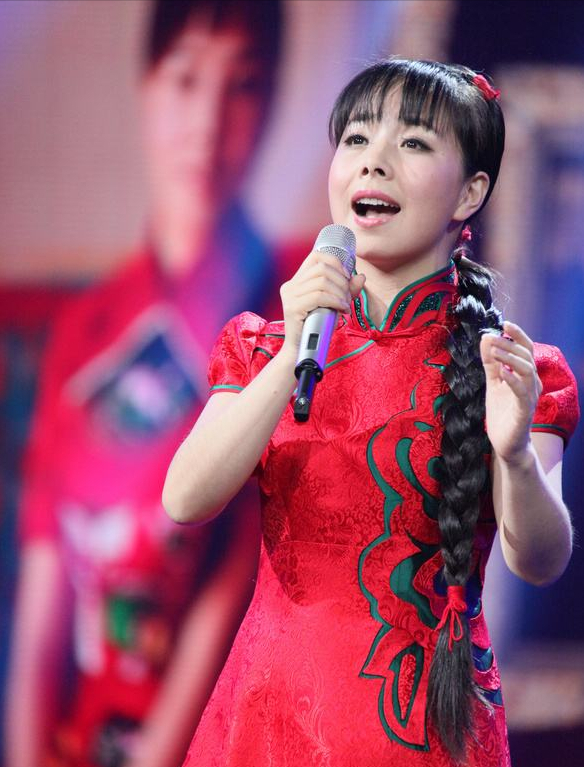 凭星光大道走红的王二妮,放弃名利回村种田放牛,背后原因是什么插图4