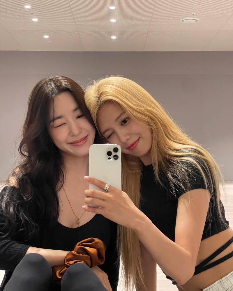 少女时代秀英晒与tiffany合照庆生30多岁了好好开心玩吧