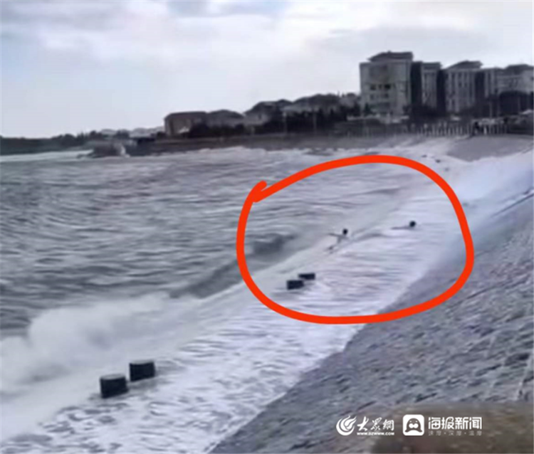 青岛两名游客被海浪卷走失踪：一人已遇难，另一名失联者仍在搜寻中