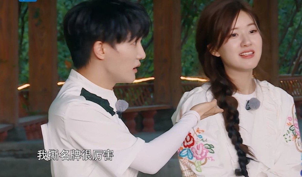 周深和baby发现赵露思一点儿也不怕,误以为她就是卧底,结果赵露思因为