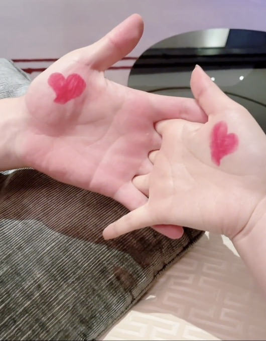 张馨予罕见秀恩爱用口红在何捷手上画爱心十指相扣庆祝结婚四周年