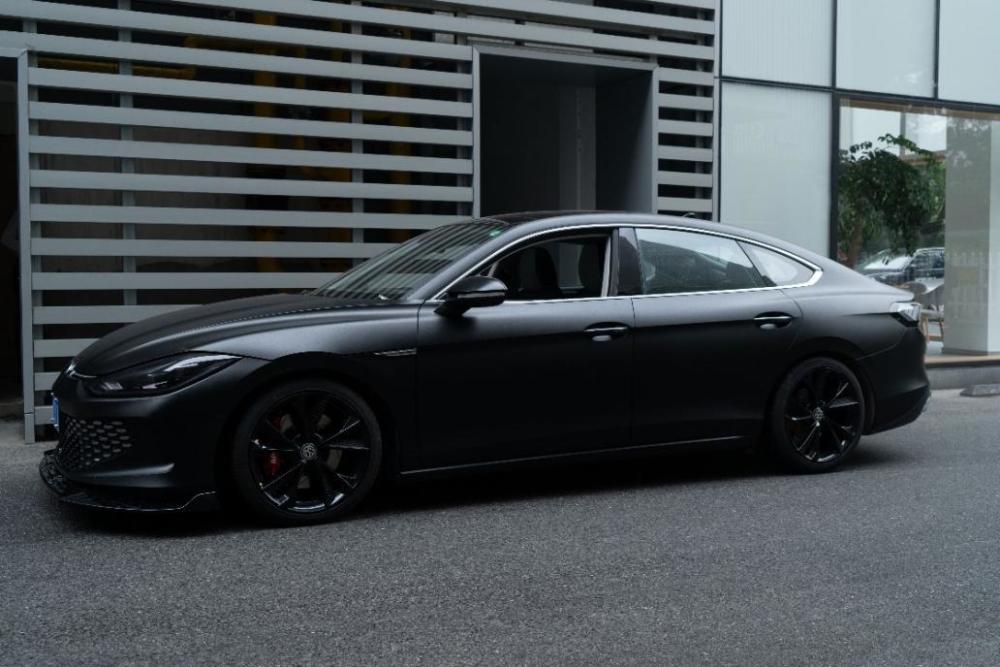 "黑武士"造型的凌渡l,以蝙蝠侠的蝙蝠战车为灵感,磨砂黑色车身搭配