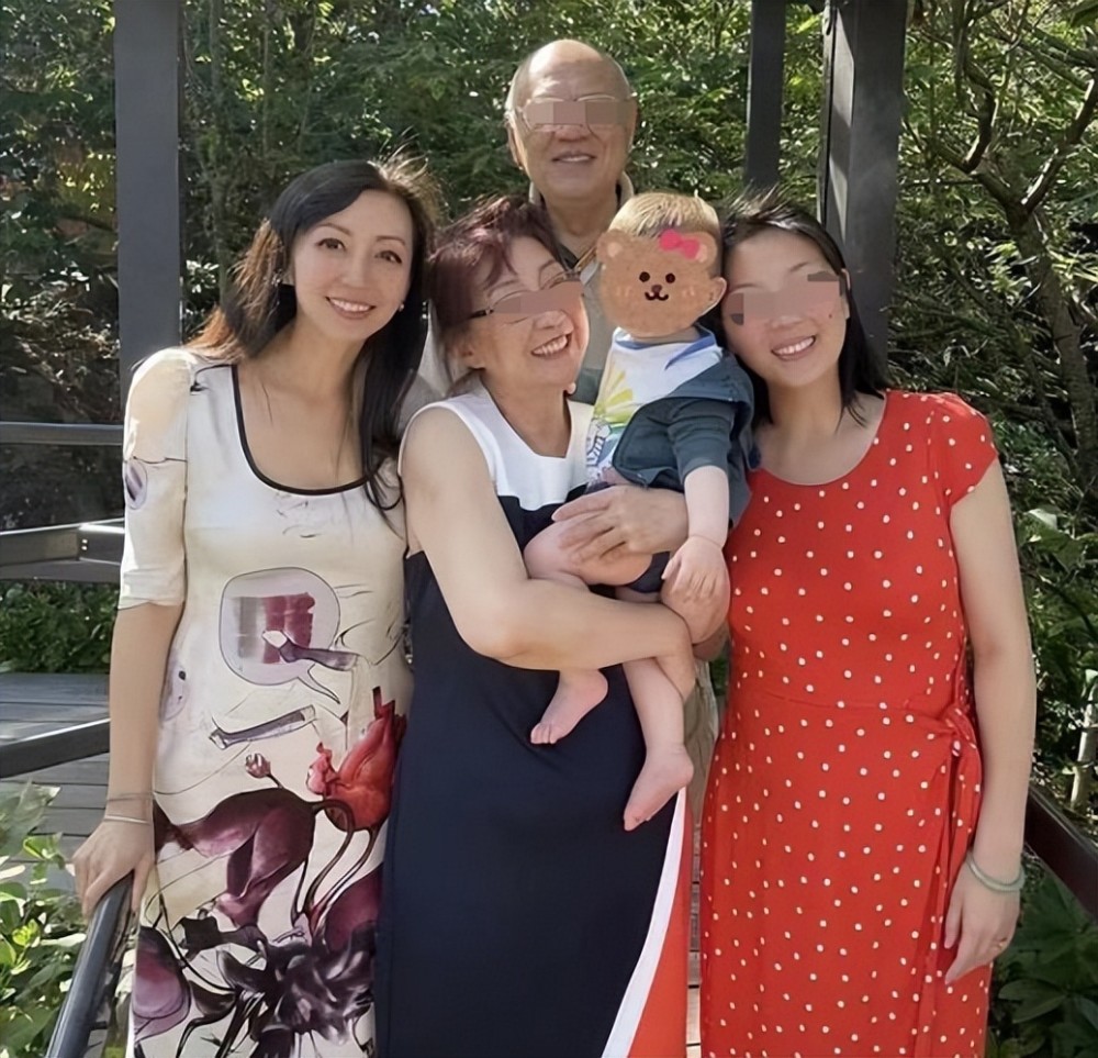 父亲梁鉴是中国青铜器文物保护专家,姨奶奶林璎是著