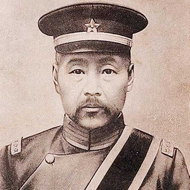 64岁冯巩穿军装致敬建军节,站姿笔挺眼神坚定,热血喊话引人泪目