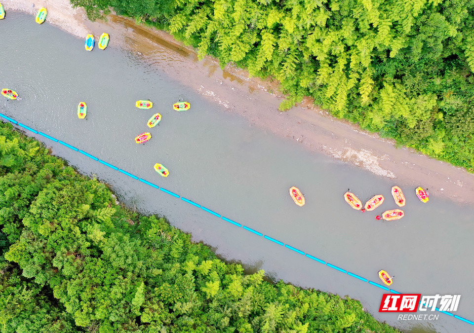 众多游客在常宁市塔山瑶族乡西江漂流景区戏水漂流.