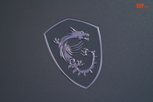 而在强袭ge77 hx的a面中上部,有微星标志性龙盾logo,做成了个实体徽标