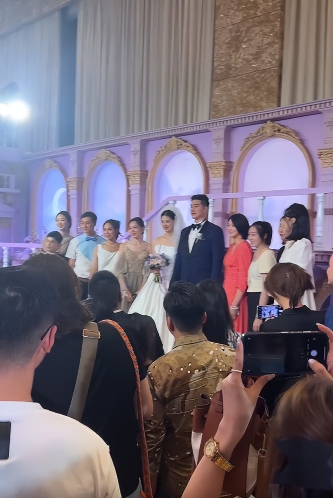 笑喷张常宁吴冠希大婚合影女主持1米6美女小鸟依人仿佛一家三口