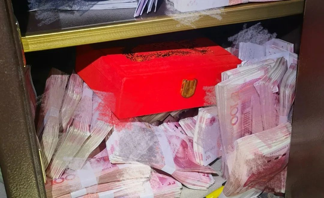 家中的保险柜,突然就消失了!