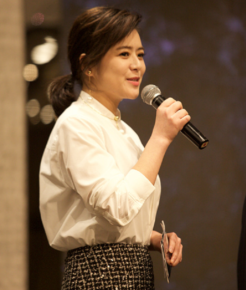 知名主持人陈辰,不习惯当明星,低调嫁小丈夫,41岁生一女幸福美满_腾讯