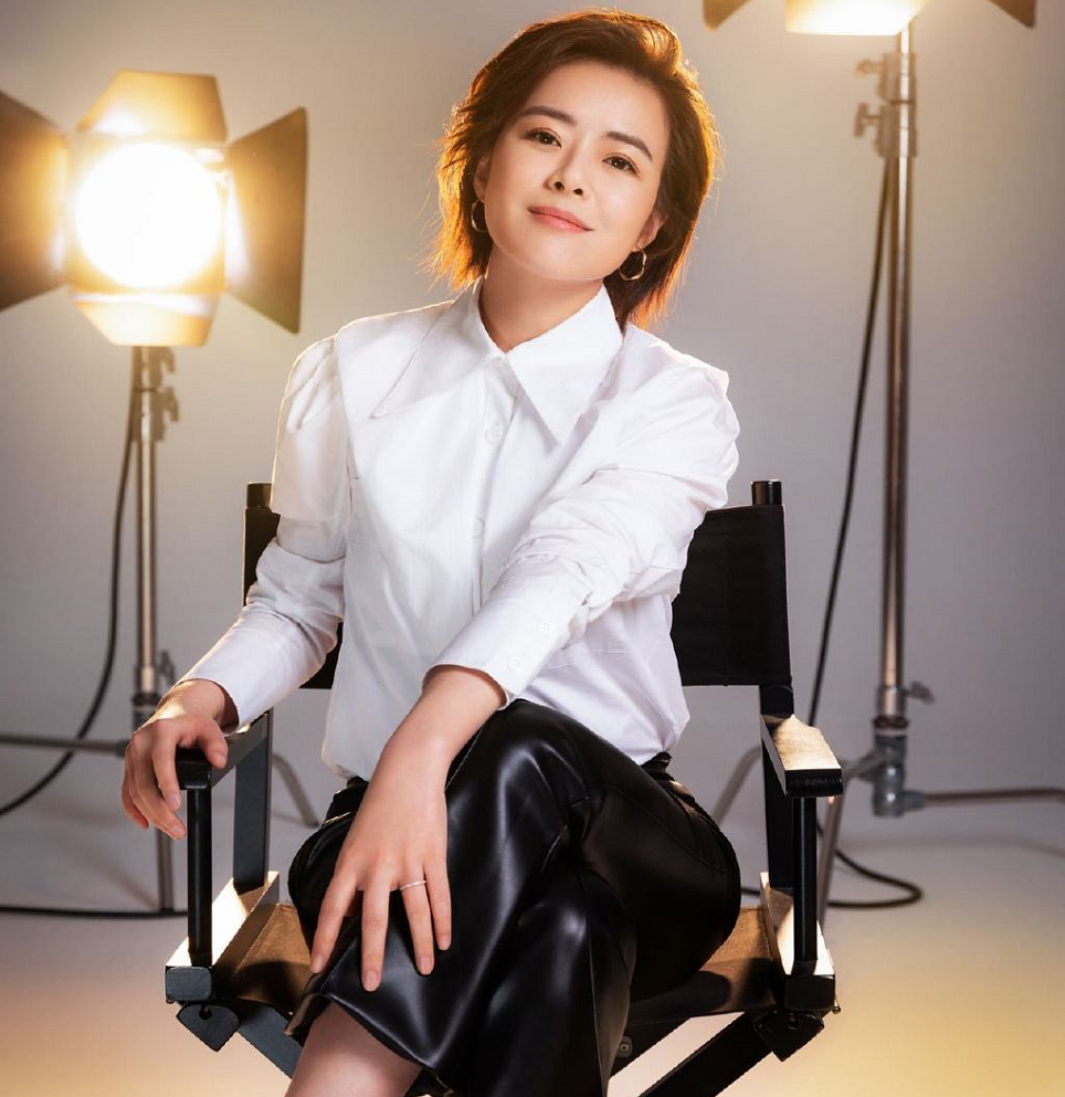 知名主持人陈辰,不习惯当明星,低调嫁小丈夫,41岁生一女幸福美满_腾讯