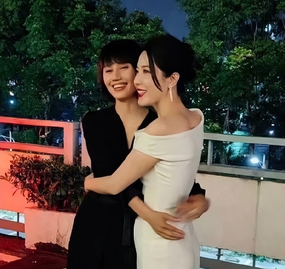 袁泉凭借"连体裤"美出圈,优雅高贵人淡如菊,同框曾黎也不输_腾讯新闻