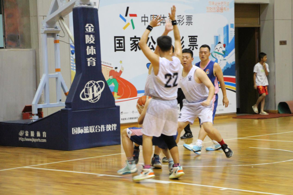 94750部队政治部主任李明聪为获得亚军代表队颁奖连城县应急救援大队