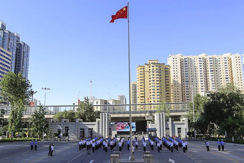 新疆公安厅举行八一升国旗仪式