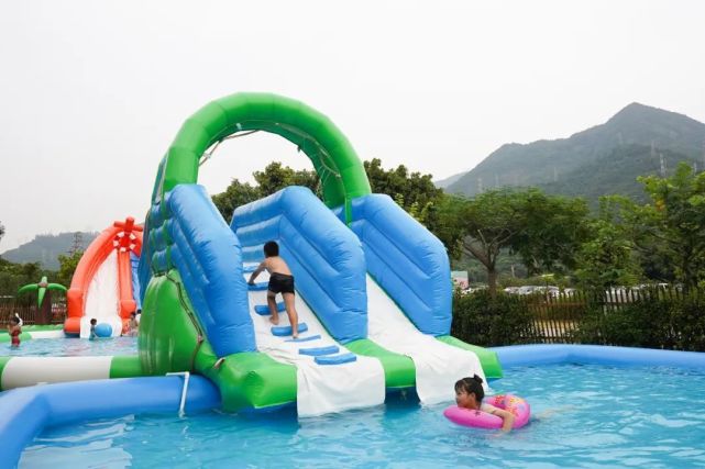 停好车,先来到检票口,别急着检票,旁边有水上乐园.