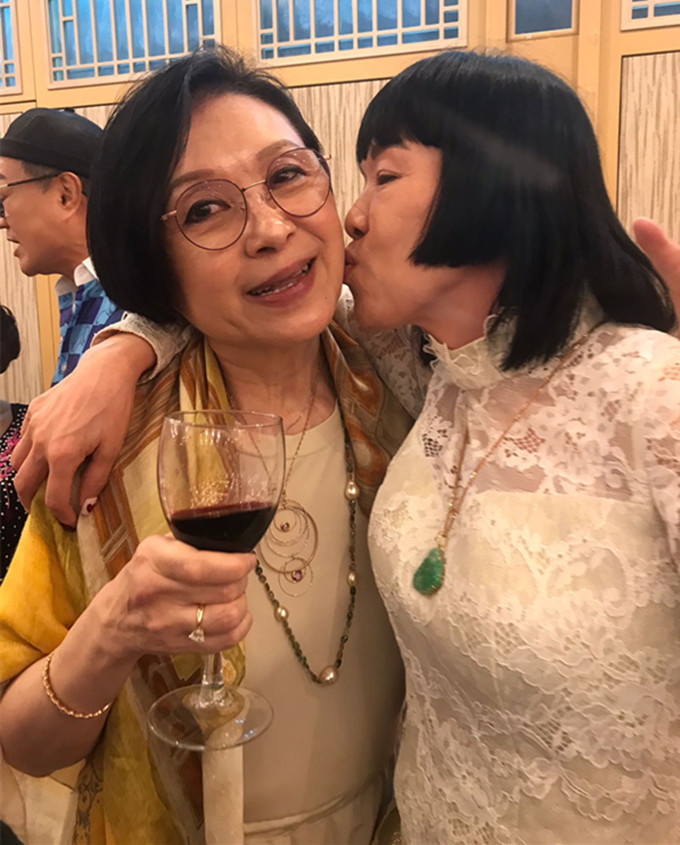 72岁潘志文喝到脸红,66岁吕有慧美貌依旧_腾讯新闻