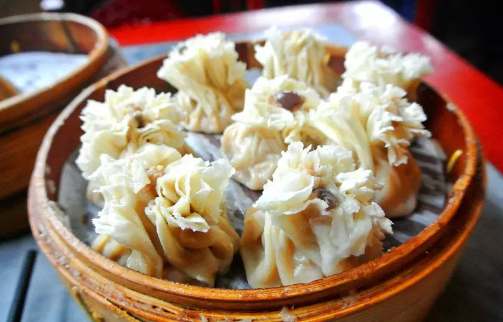 王氏,在北京前门外的鲜鱼口开了个浮山烧麦馆,并制作炸三角和各种名菜