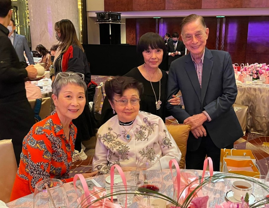 任剑辉干女儿八十大寿!白雪仙携一众明星现身送祝福,94岁精神好