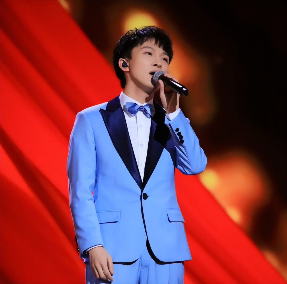 大众电影百花奖,国宝级歌手周深,演绎红歌经典,唱功直击灵魂!插图14
