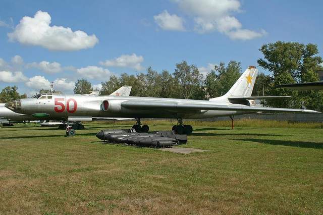 苏联图-16侦察机,搭载fab-9000炸弹,频繁参与实战