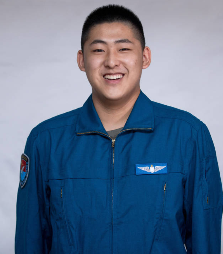 华中师大一附中部分飞行学员第一次穿上飞行服照片(图片来源:南方